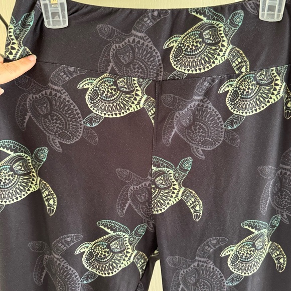 Charlie’s Project Super Soft Black and Green Mandala Print Turtle Leggings - Picture 3 of 8